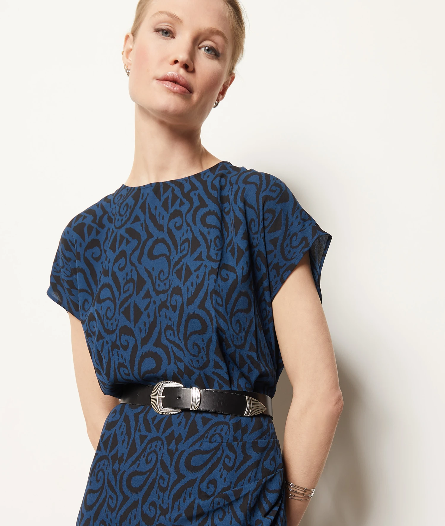 Kleid Mit Print Und Freiem Rücken MARINEBLAU 7 Kleid Mit Print Und Freiem Rücken MARINEBLAU – Bild 5