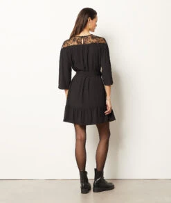 Kleid Mit Stickerei Am Dekolleté SCHWARZ -Damen mode Geschaft 653869905 a