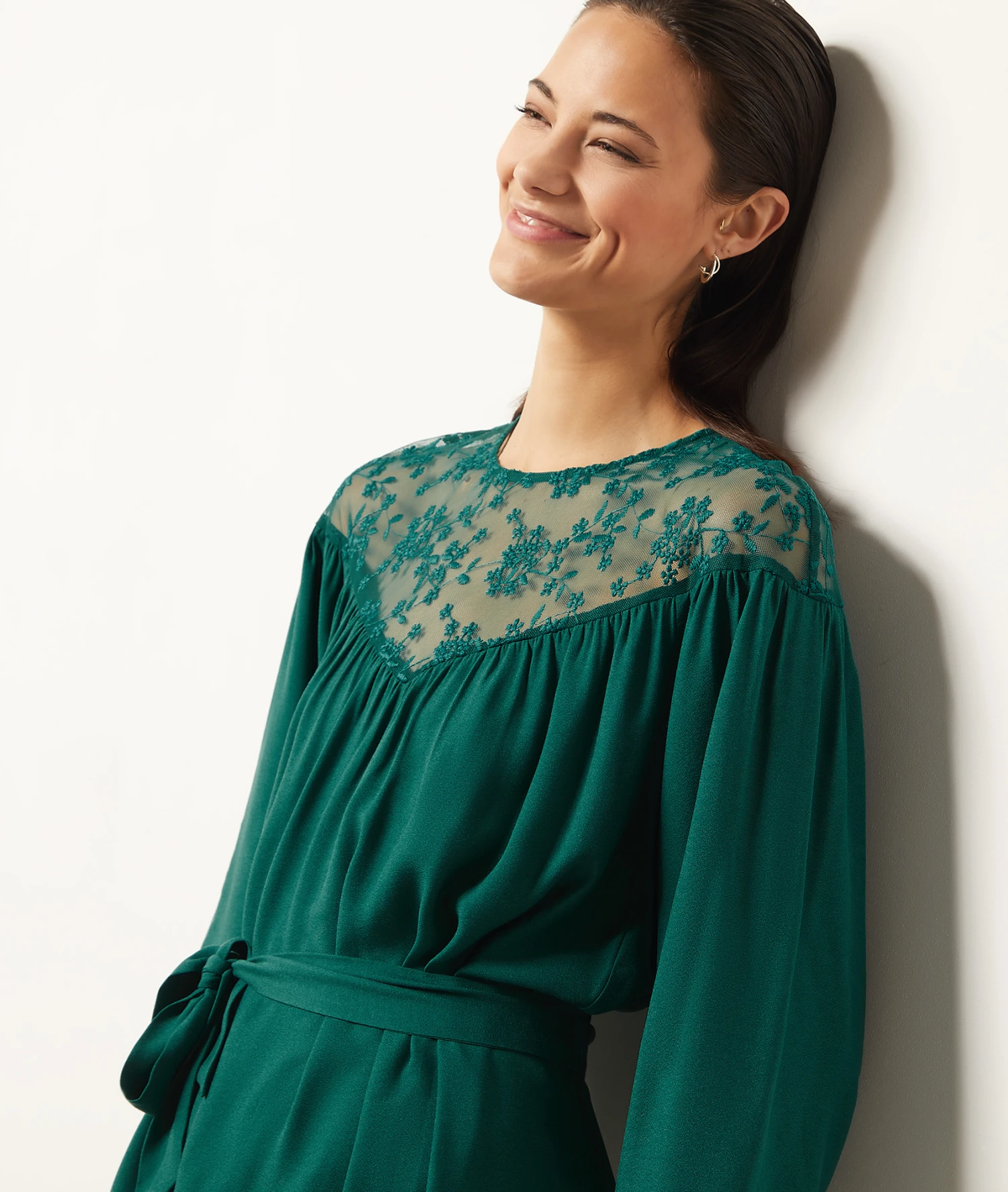 Kleid Mit Stickerei Am Dekolleté GRÜN 3 Kleid Mit Stickerei Am Dekolleté GRÜN