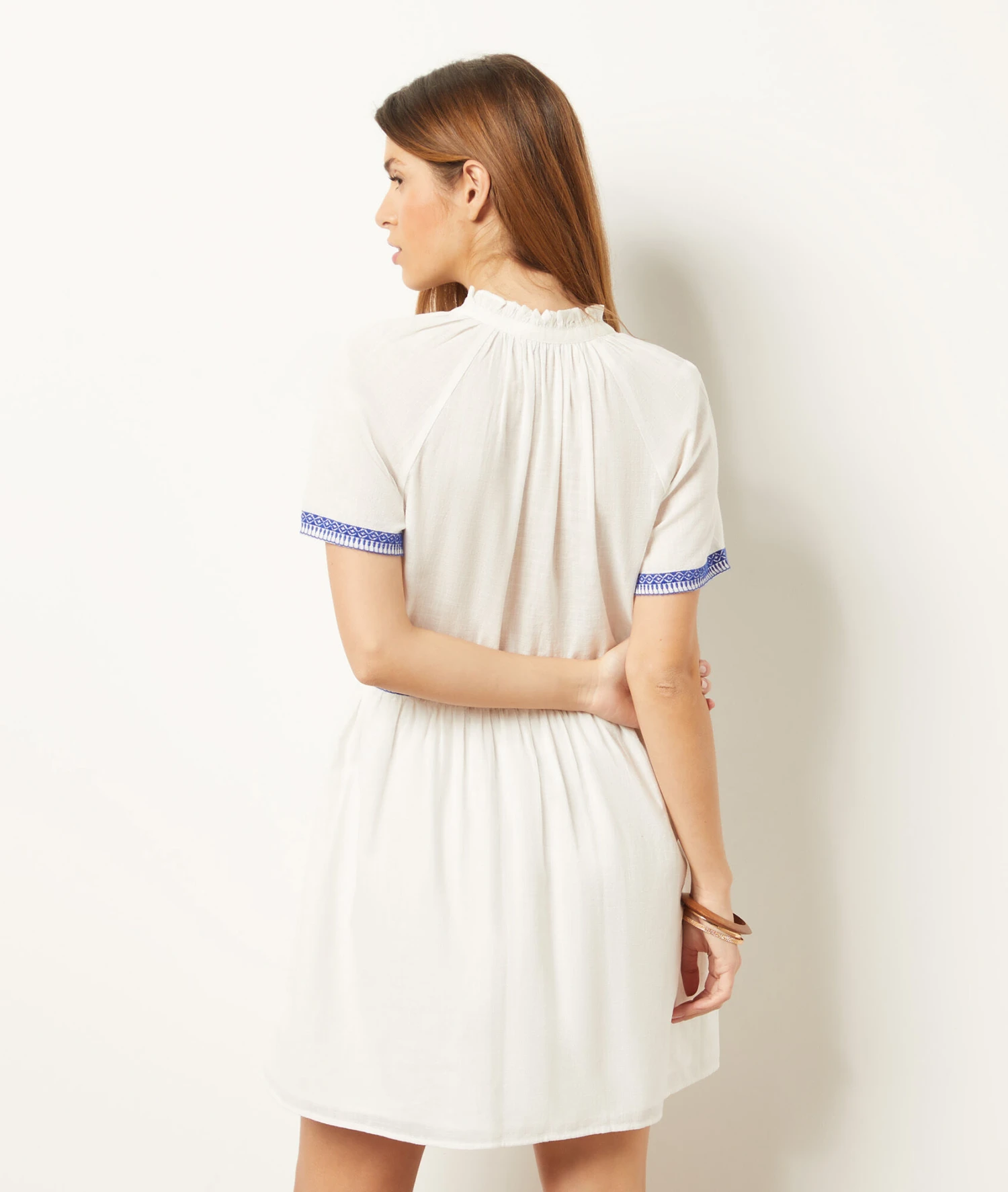 Kleid Mit Gestickten Details 100 % Baumwolle WEIß 4 Kleid Mit Gestickten Details 100 % Baumwolle WEIß – Bild 2