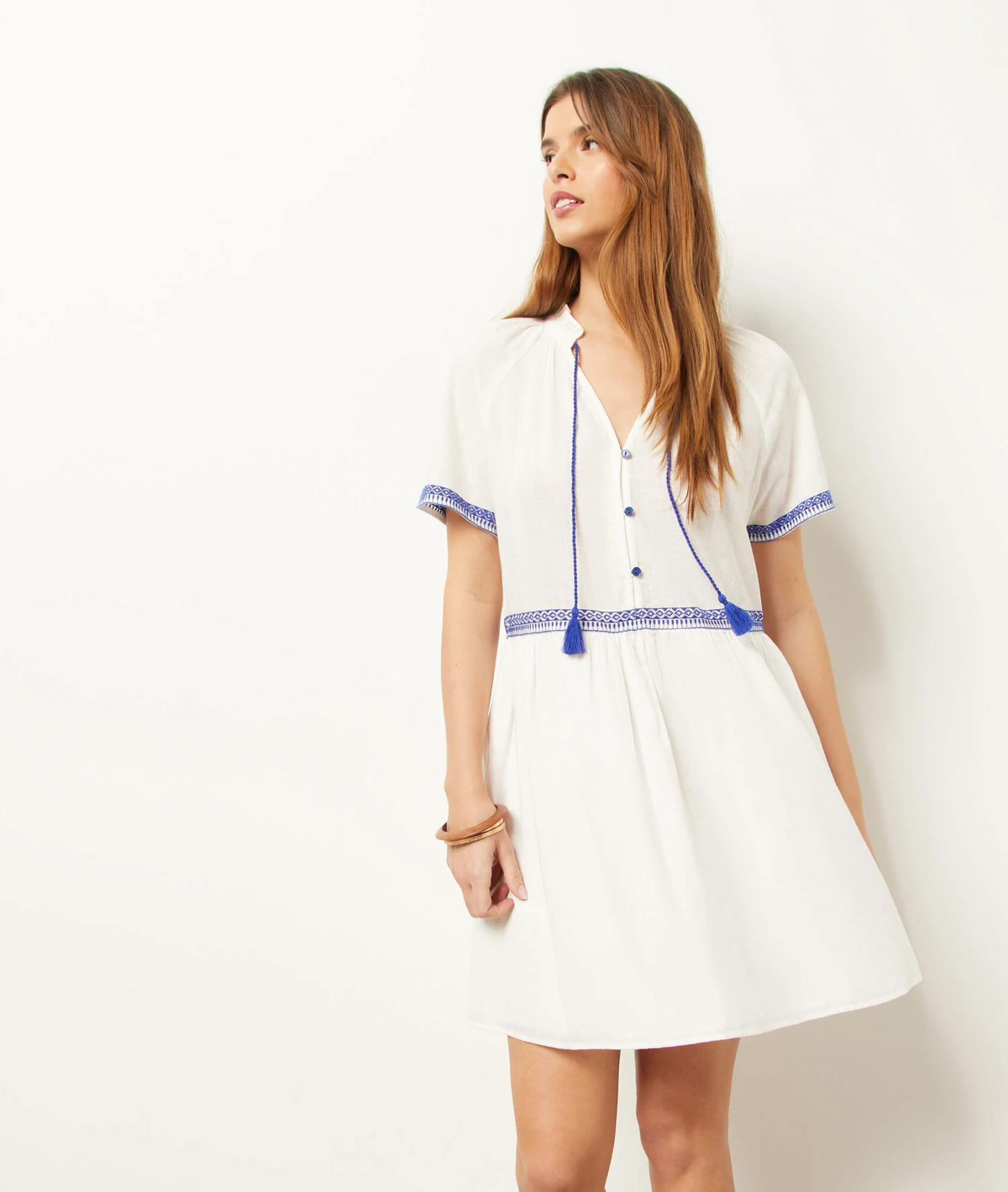 Kleid Mit Gestickten Details 100 % Baumwolle WEIß 7 Kleid Mit Gestickten Details 100 % Baumwolle WEIß – Bild 5