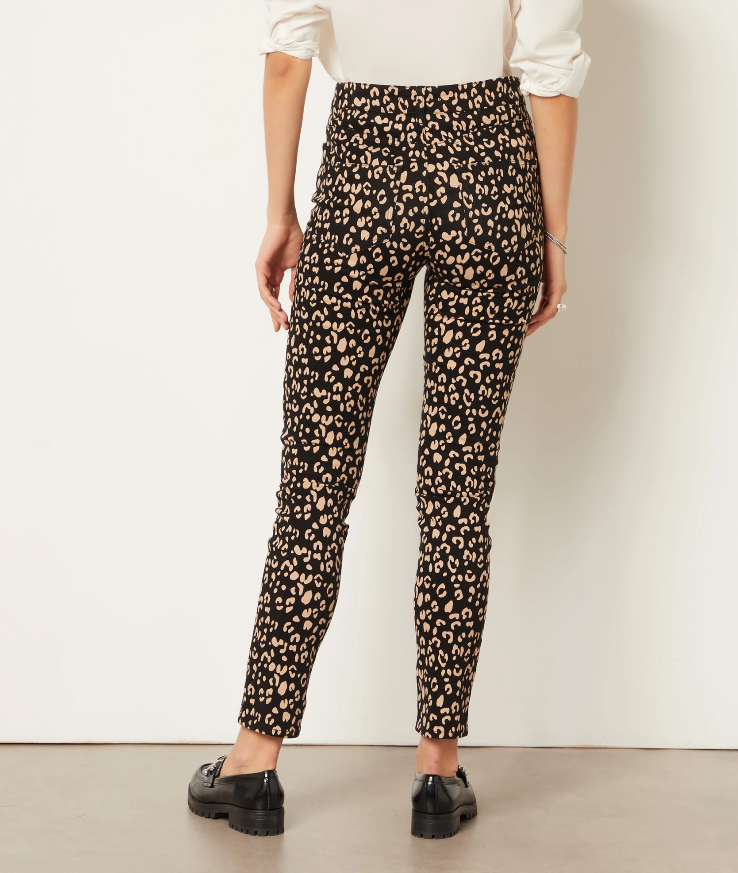 Schmale Hose Mit Print NOIR 4 Schmale Hose Mit Print NOIR – Bild 2