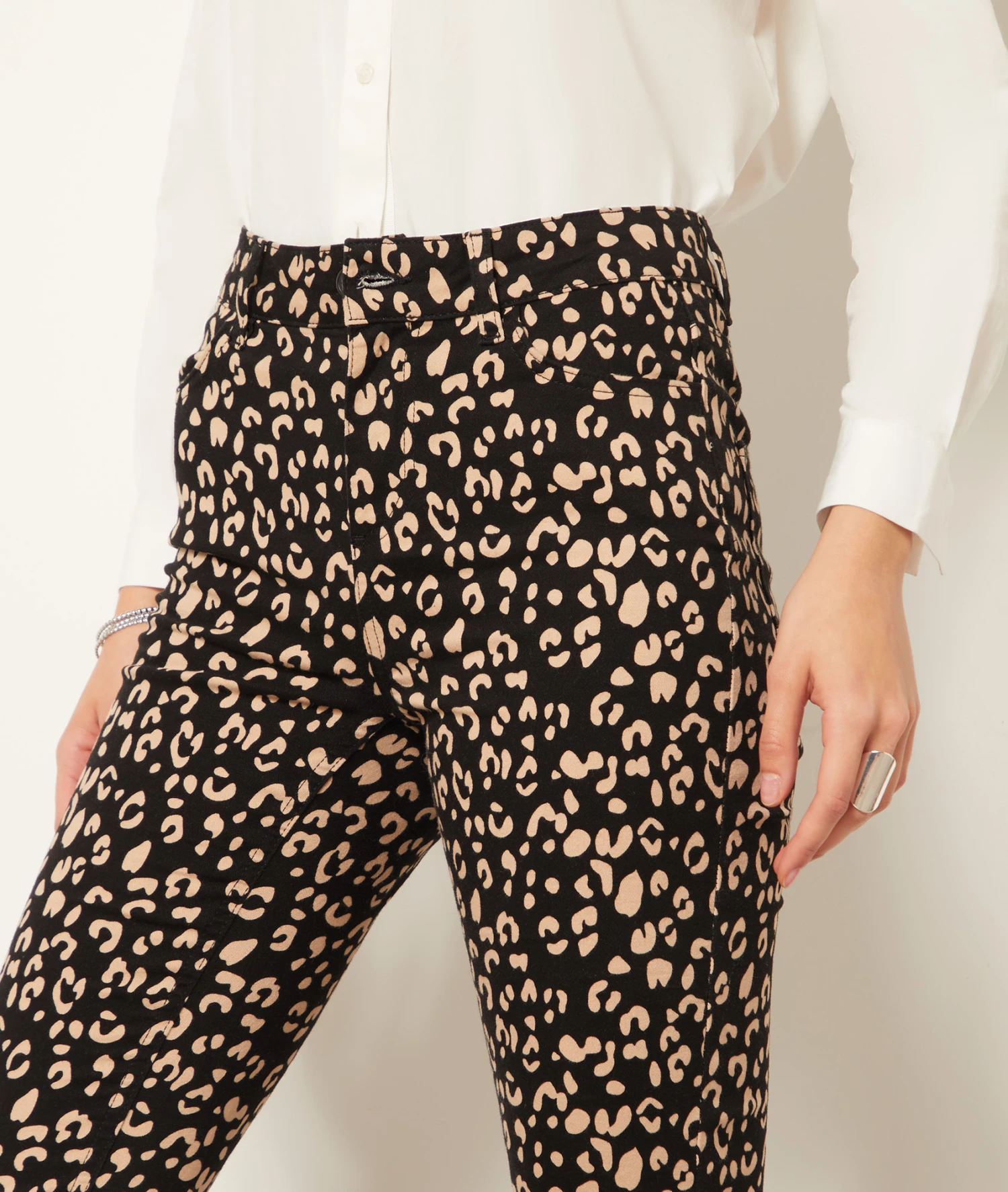 Schmale Hose Mit Print NOIR 6 Schmale Hose Mit Print NOIR – Bild 4